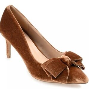 Journee Collection Crystol Velvet Pump in Elegant Brown - Size 9.5 NWOT